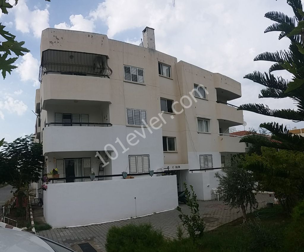 Girne merkez'de devlet daireleri ve 5 yildizli hotellere cok yakin konumda Zemin katta satilik 3+1 / 125 m2 daire..