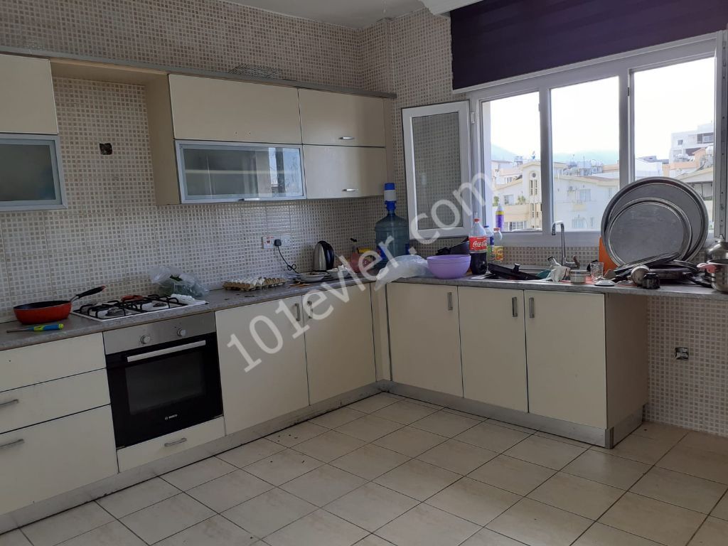 Girne merkez'de dört tarafı balkonlarla çevrili satılık 3+1 penthouse / binada tek penthouse !