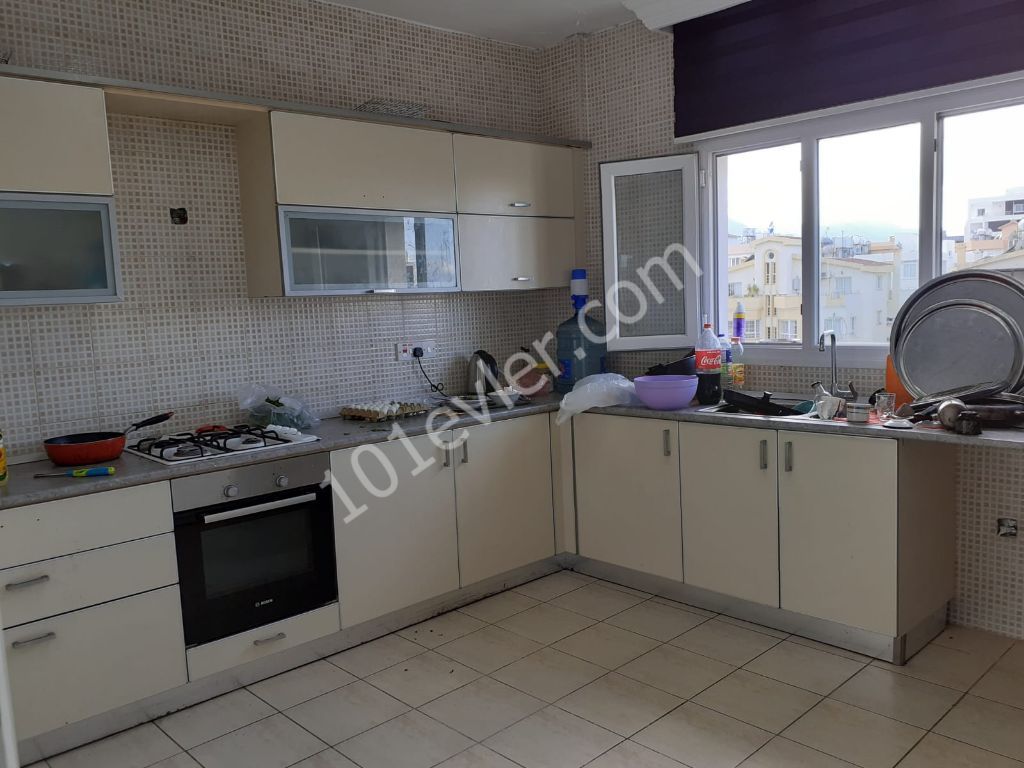 Girne merkez'de dört tarafı balkonlarla çevrili satılık 3+1 penthouse / binada tek penthouse !