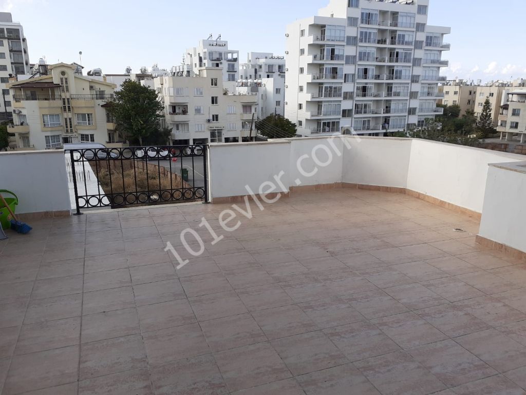 Girne merkez'de dört tarafı balkonlarla çevrili satılık 3+1 penthouse / binada tek penthouse !