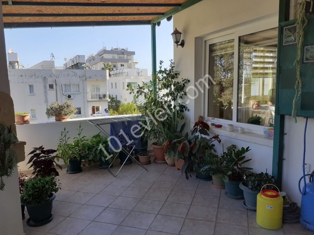 Das Zentrum von Kyrenia befindet sich auch in zentraler Lage, ganz in der Nähe der Hauptstraße und allen Einkaufszentren- 4+1 / 260 penthouse zum Verkauf mit einer Fläche von m2 ** 