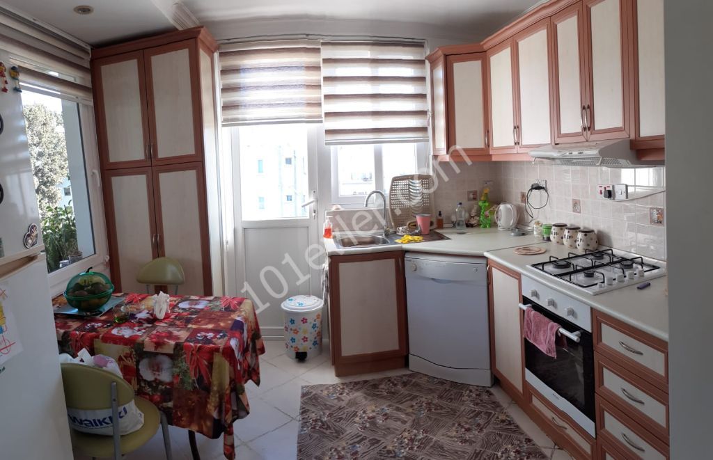 Das Zentrum von Kyrenia befindet sich auch in zentraler Lage, ganz in der Nähe der Hauptstraße und allen Einkaufszentren- 4+1 / 260 penthouse zum Verkauf mit einer Fläche von m2 ** 