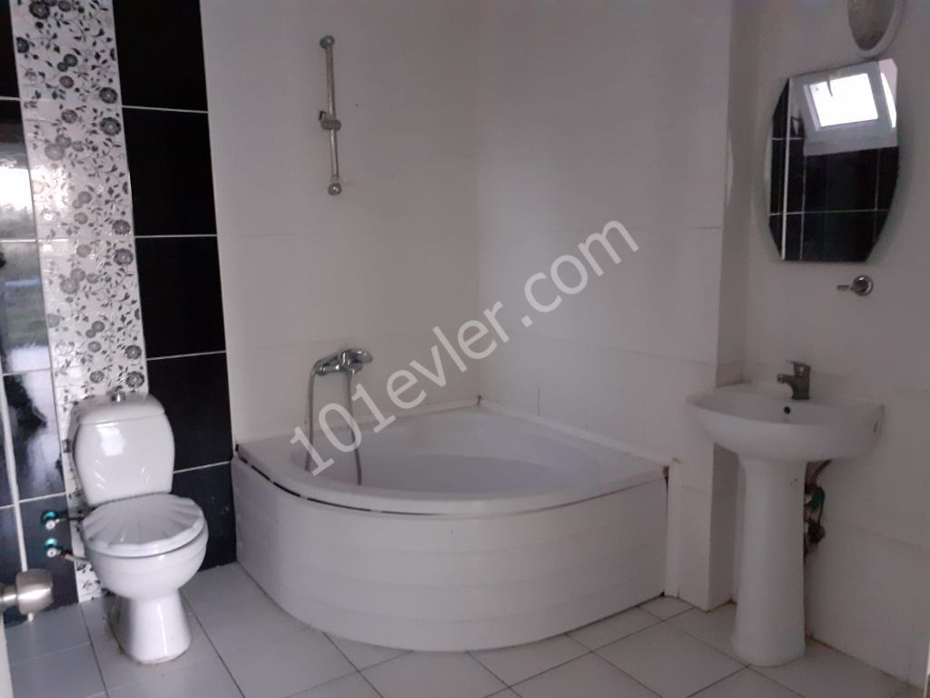 Flat To Rent in Alsancak, Kyrenia