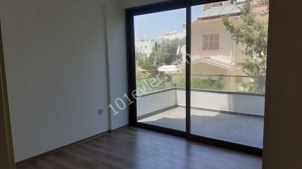 Girne merkez'de lüks ve konforu bir arada bulabileceğiniz , 82 m2 ve 102 m2'lk 2 farklı tip'te seçnekleri ile Hotel rahatlığında yaşam imkanı sunan SATILIK TÜK KOÇANLI DAİRELER