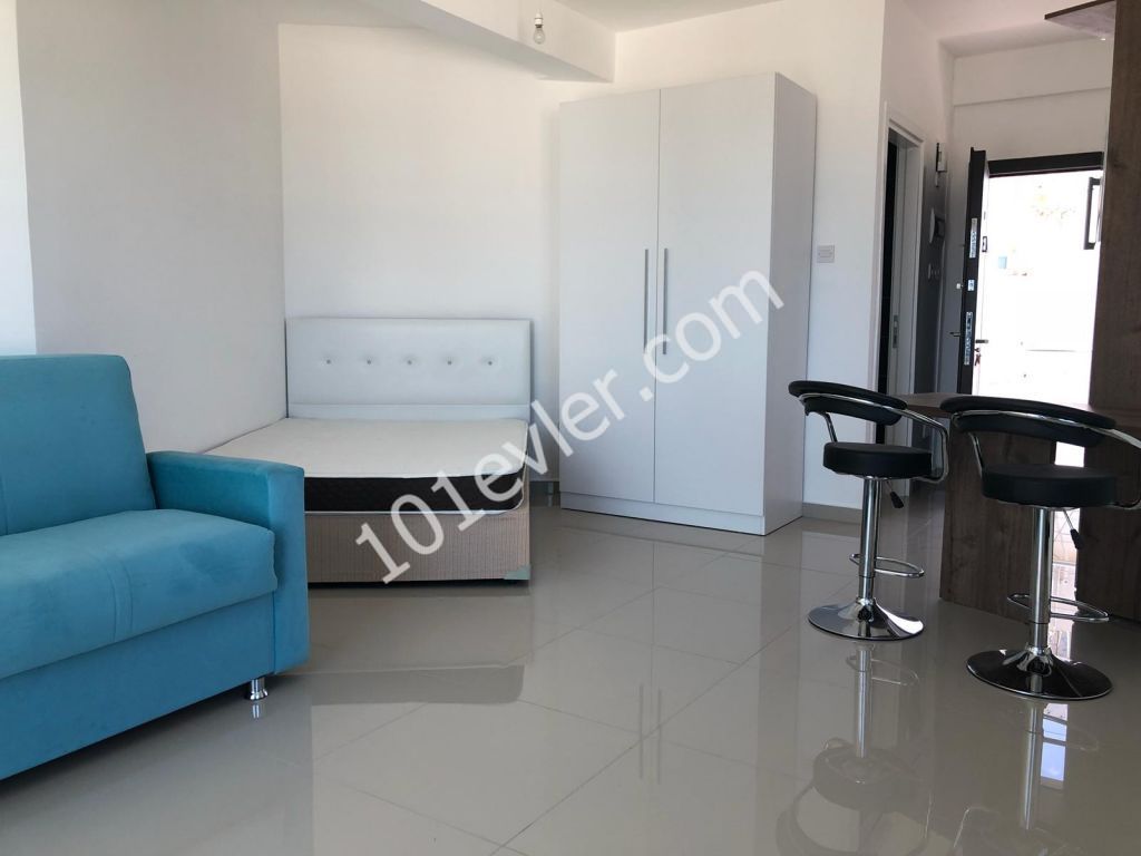 Alsancak'ta ortak havuzlu site'de eşyalı kiralık studio daire