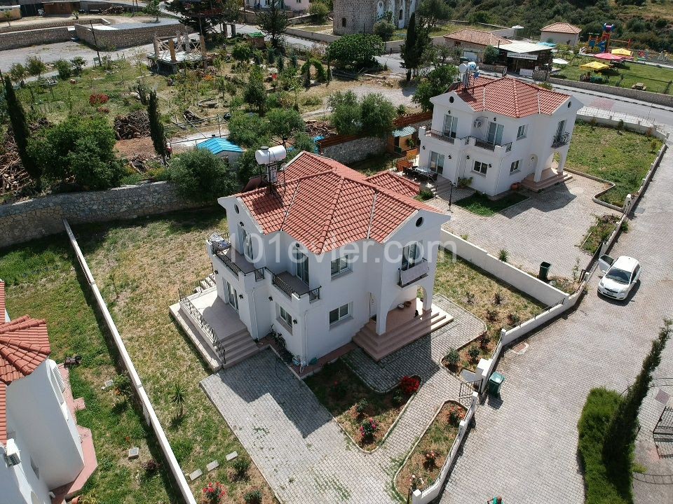 Tolle Lage in Kyrenia Yesiltepe, freistehende villa zum Verkauf in einem 700 m2 Garten.. ** 