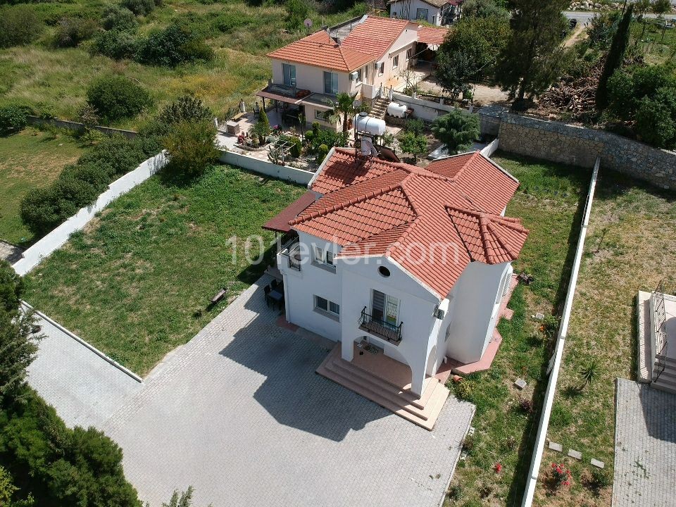 Girne Yeşiltepe'de Harika konum'da 700 m2 bahçe içerisinde SATILIK müstakil villa..