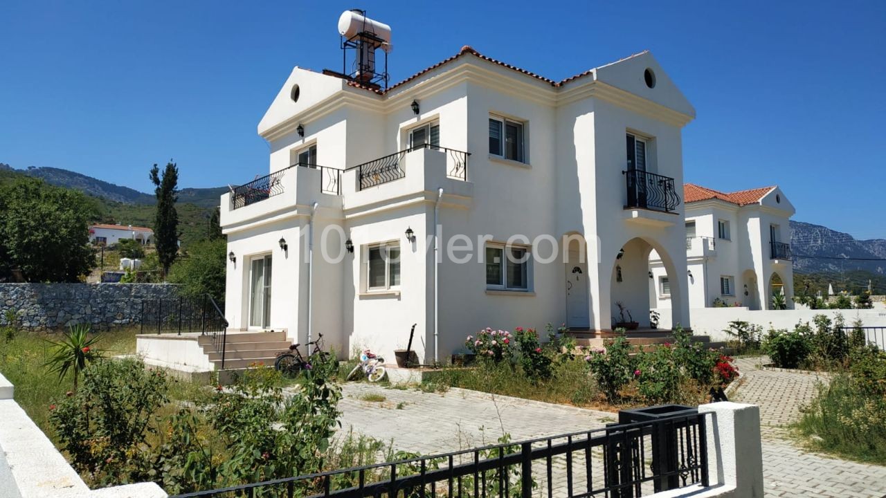 Tolle Lage in Kyrenia Yesiltepe, freistehende villa zum Verkauf in einem 700 m2 Garten.. ** 