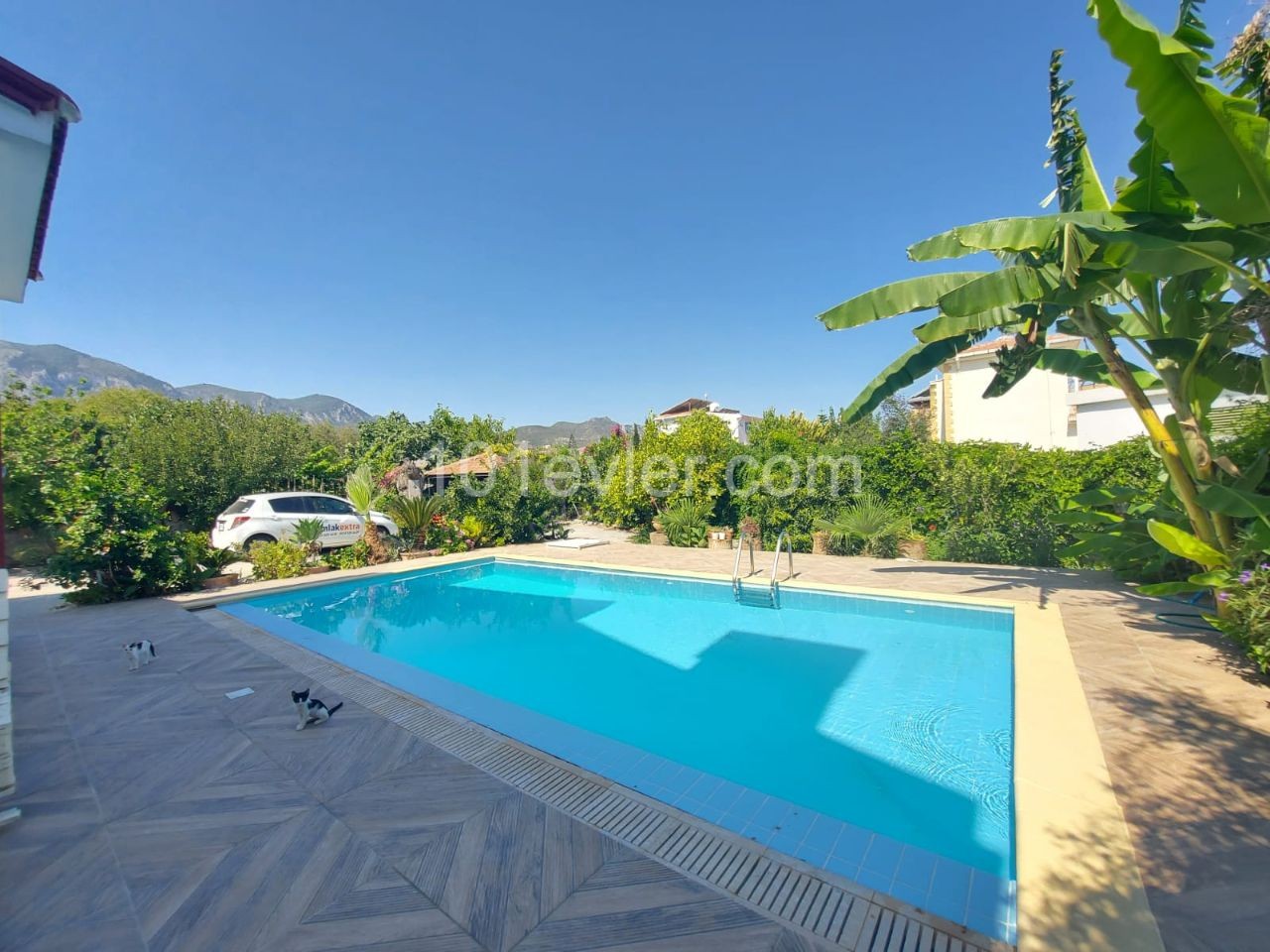 Villa mit privatem Pool in einem halben Hektar freistehenden Grundstück in Ozanköy.. ** 