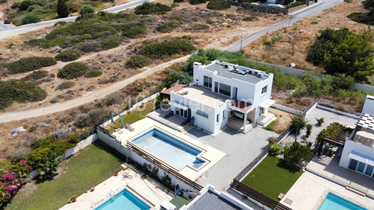 Freistehende Triplex-villa mit privatem Pool zum Verkauf in chatalköy, 100 Meter vom Strand entfernt . ** 