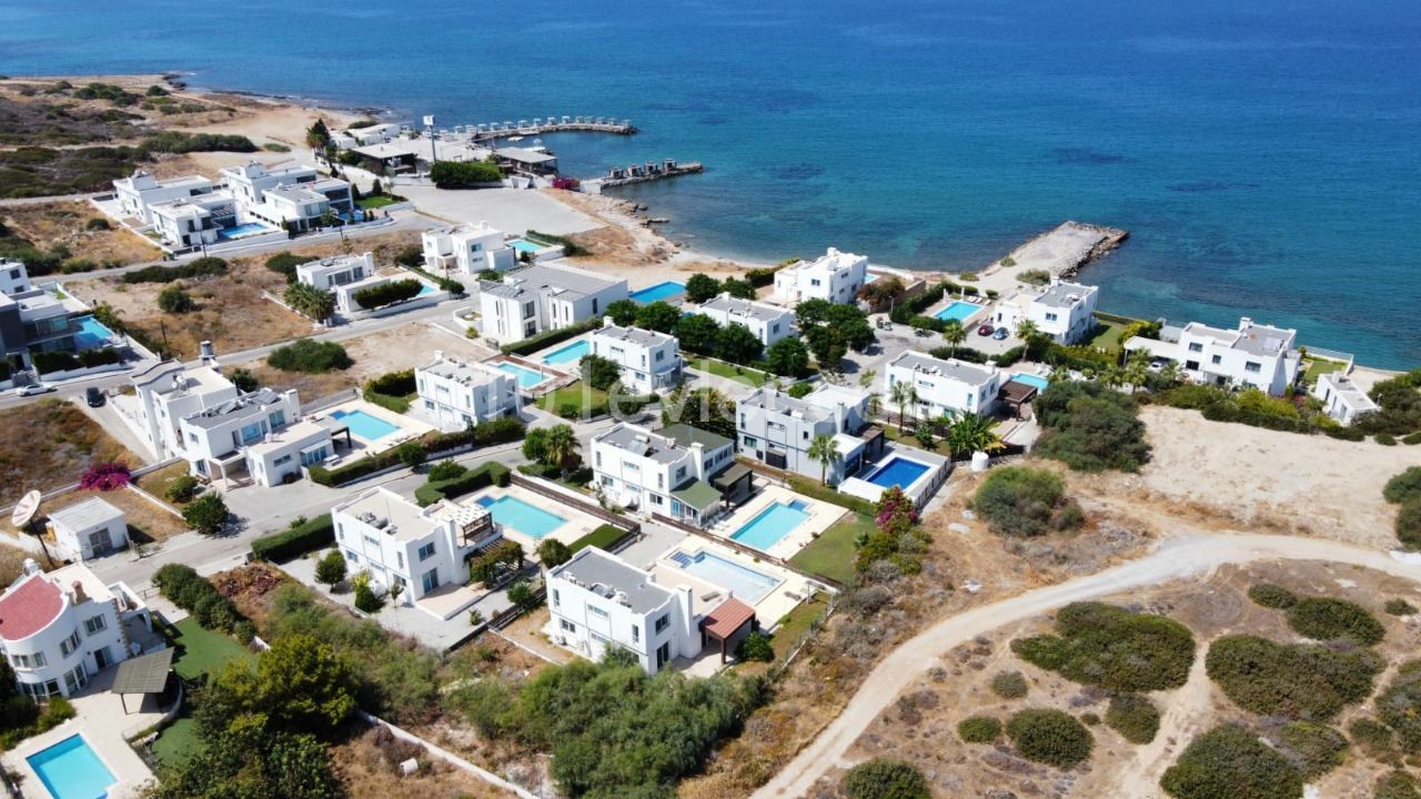 Çatalköy'de Plaja 100 metre mesafede SATILIK özel yüzme havuzlu MÜSTAKİL Tripleks villa .