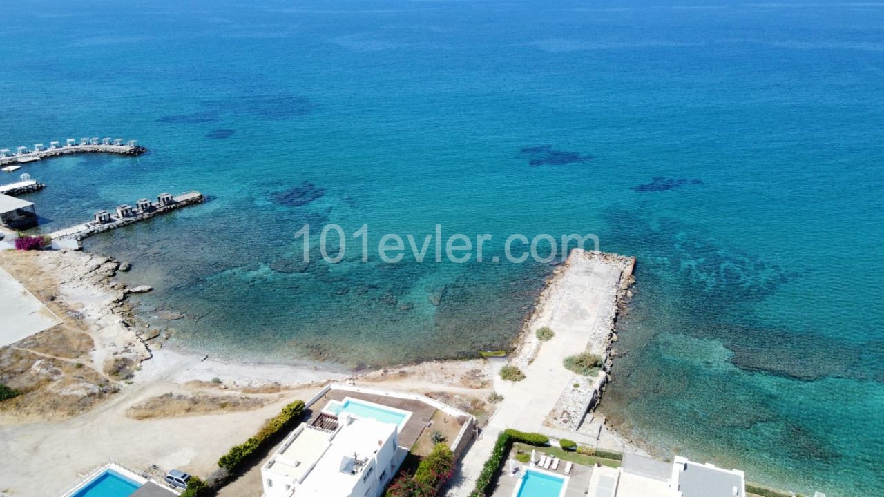 DETACHED Triplex villa with private swimming pool FOR SALE in Çatalköy, 100 meters from the beach. ** 