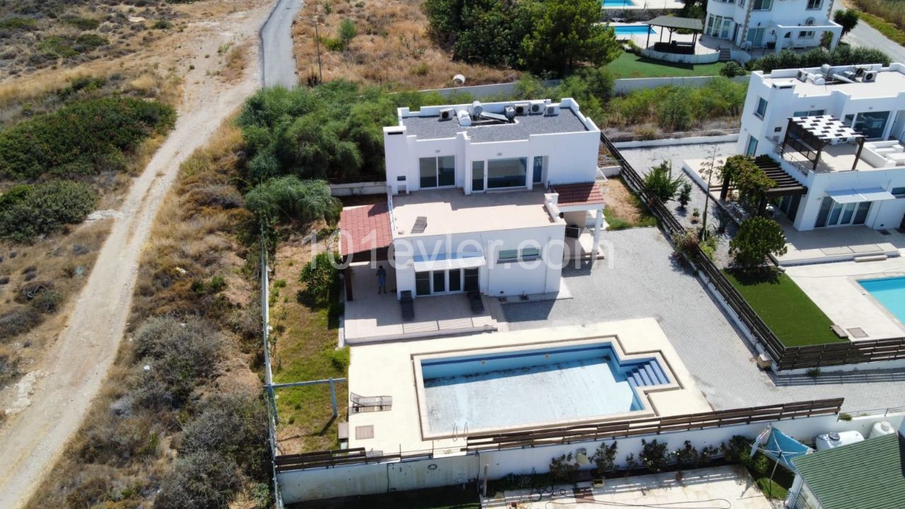 DETACHED Triplex villa with private swimming pool FOR SALE in Çatalköy, 100 meters from the beach. ** 