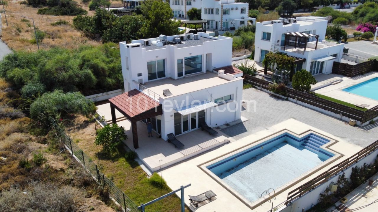 DETACHED Triplex villa with private swimming pool FOR SALE in Çatalköy, 100 meters from the beach. ** 