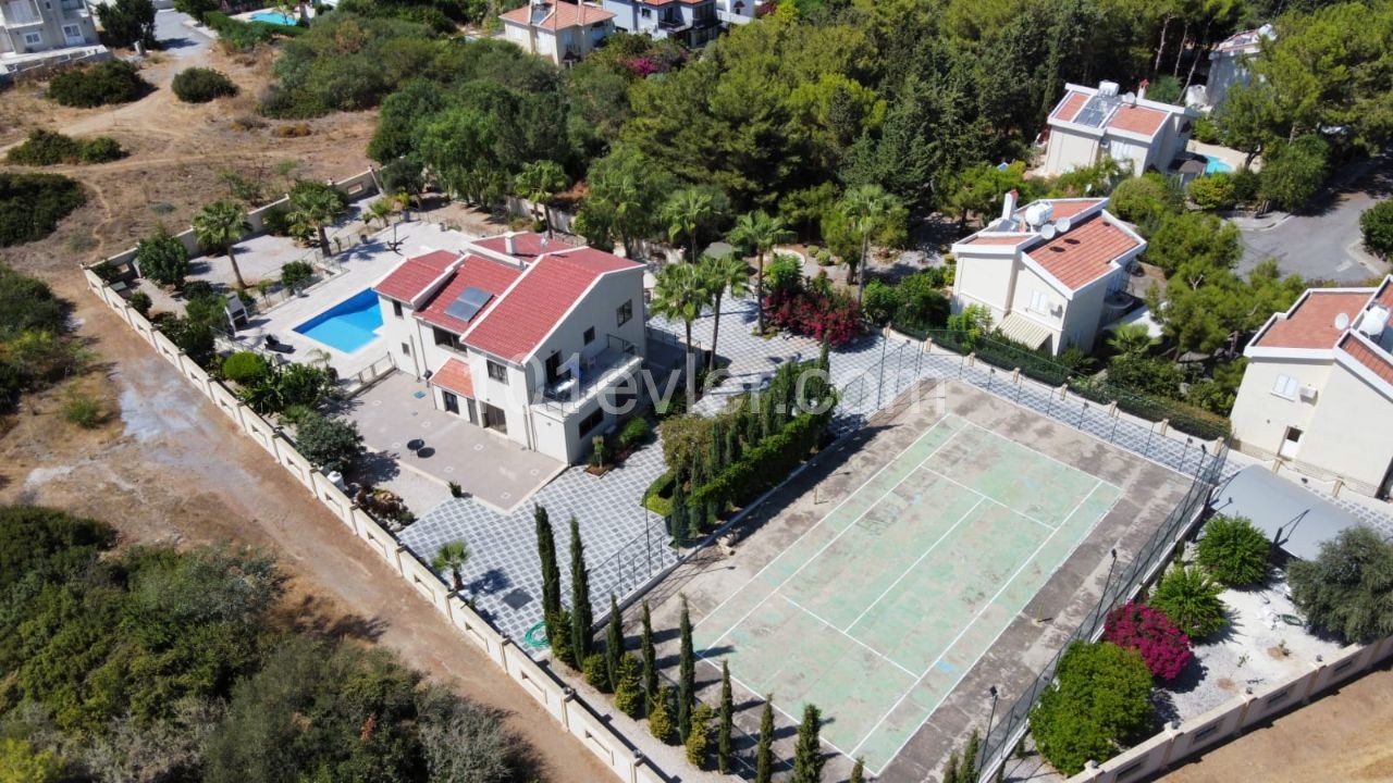 Alsancak'ta harika konum'da ve 2,5 dönüm müstakil arazi içerisinde tenis kortlu ve özel yüzme havuzlu SATILIK lüks villa ..