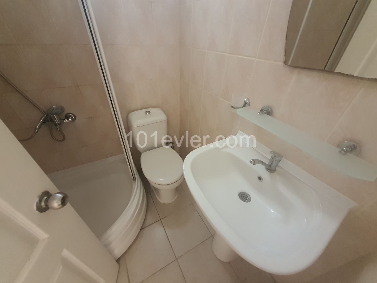 Girne Merkez'de 1+1 Eşyalı Kiralık Daire 