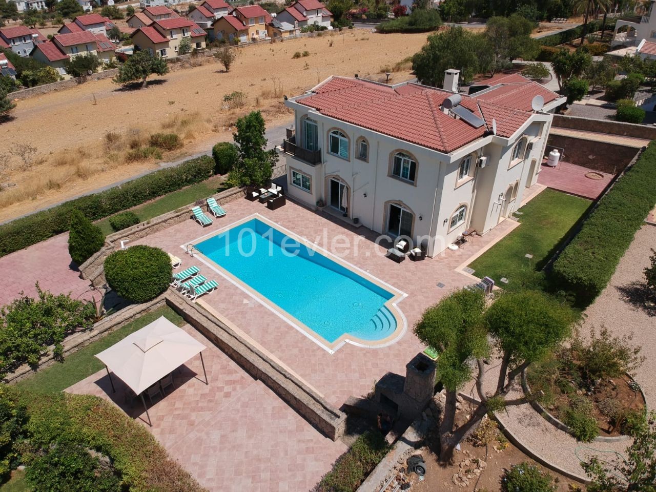 Çatalköy'de 1,5 Dönüm'e Yakın Arazi Üzerinde Muhteşem Dağ ve Deniz Manzaralı Satılık 420 m² Lüks Villa..
