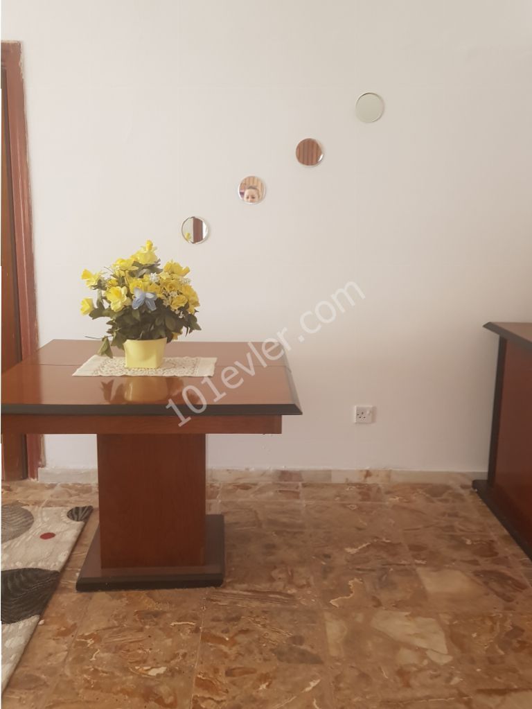 Mağusa karakol bölgesinde kiralık eşyalı 3+1 daire.