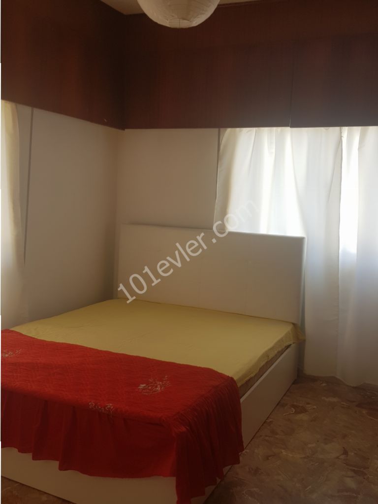 Mağusa karakol bölgesinde kiralık eşyalı 3+1 daire.