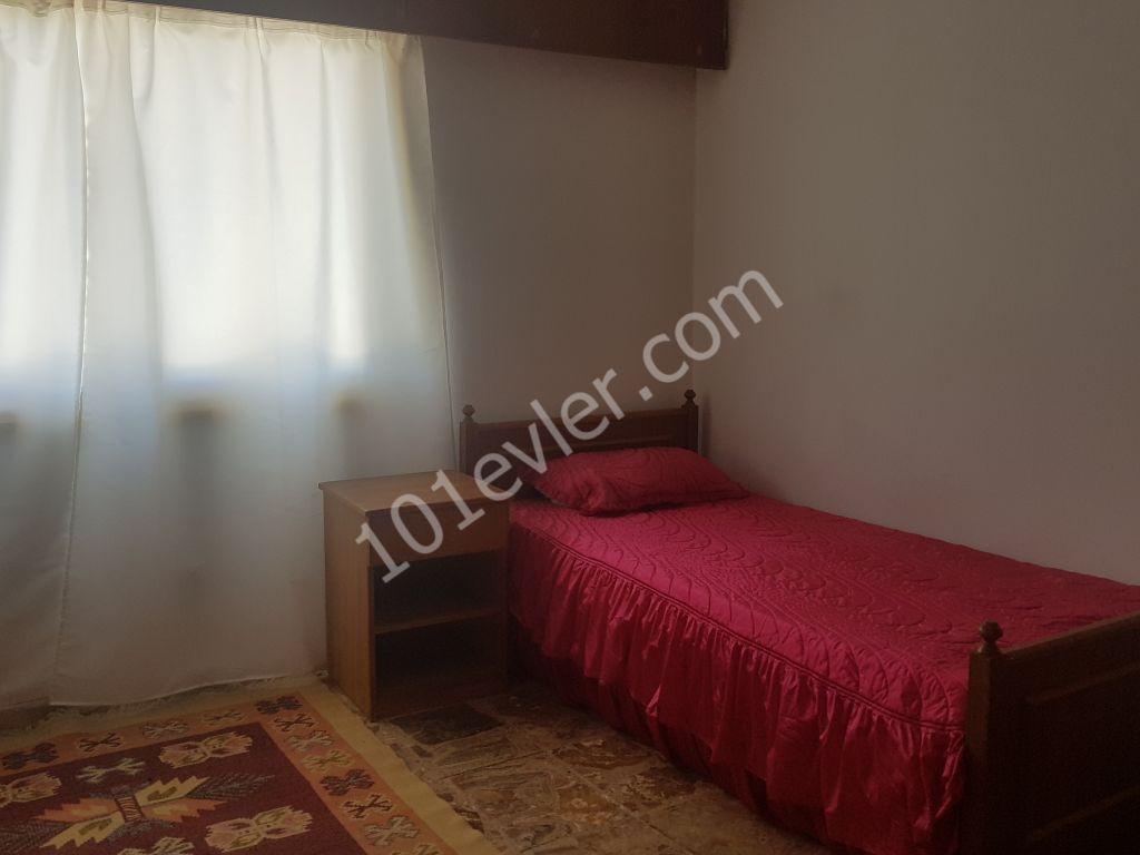 Mağusa karakol bölgesinde kiralık eşyalı 3+1 daire.