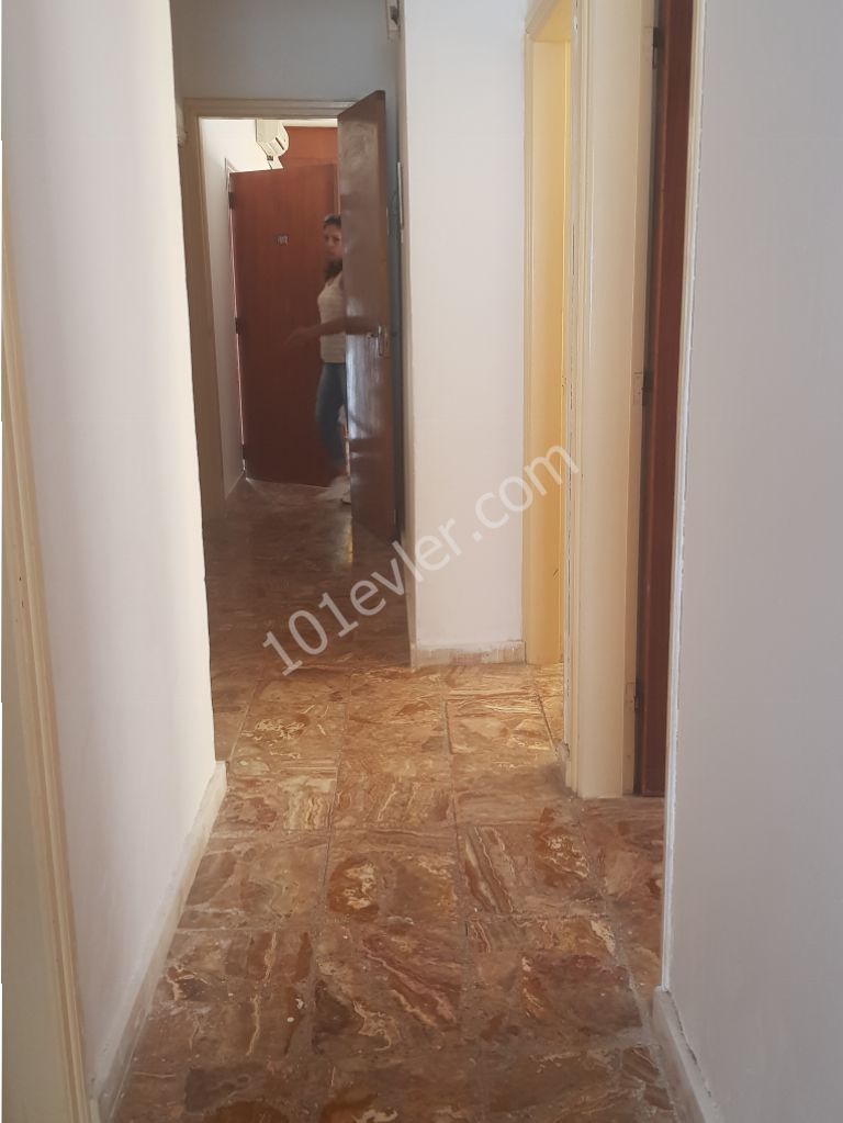 Mağusa karakol bölgesinde kiralık eşyalı 3+1 daire.