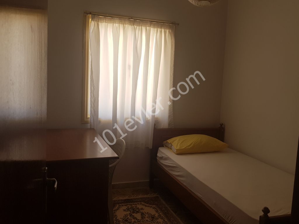 Mağusa karakol bölgesinde kiralık eşyalı 3+1 daire.