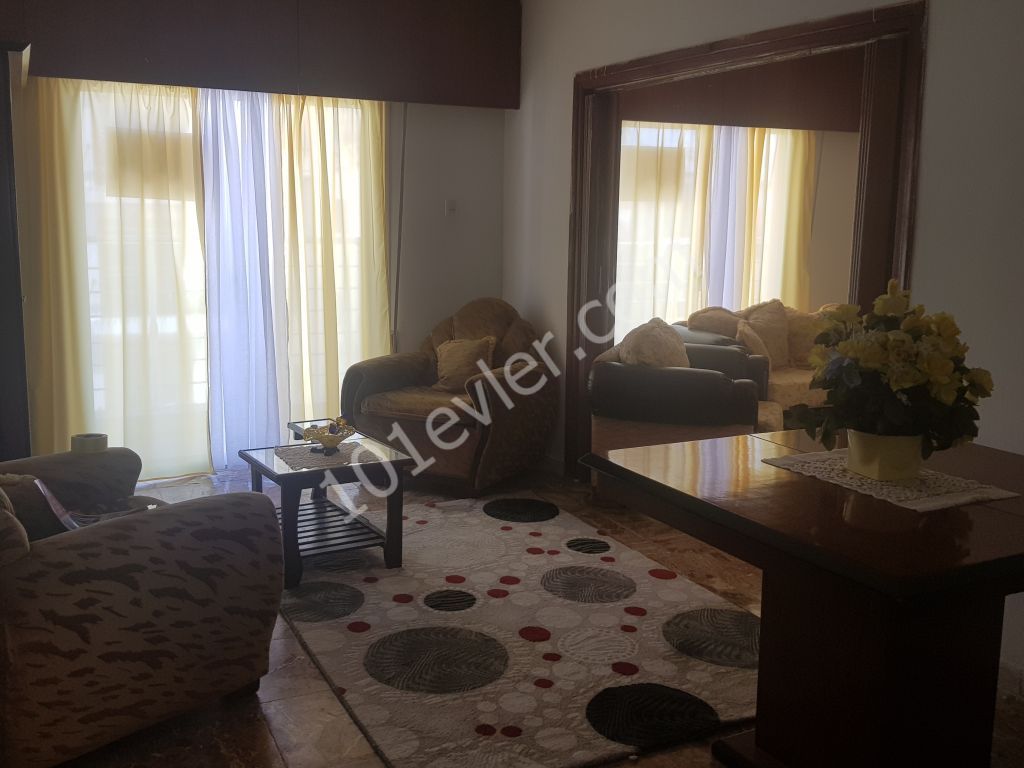 Mağusa karakol bölgesinde kiralık eşyalı 3+1 daire.