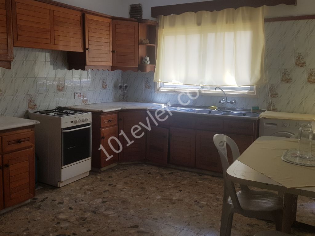 Mağusa karakol bölgesinde kiralık eşyalı 3+1 daire.