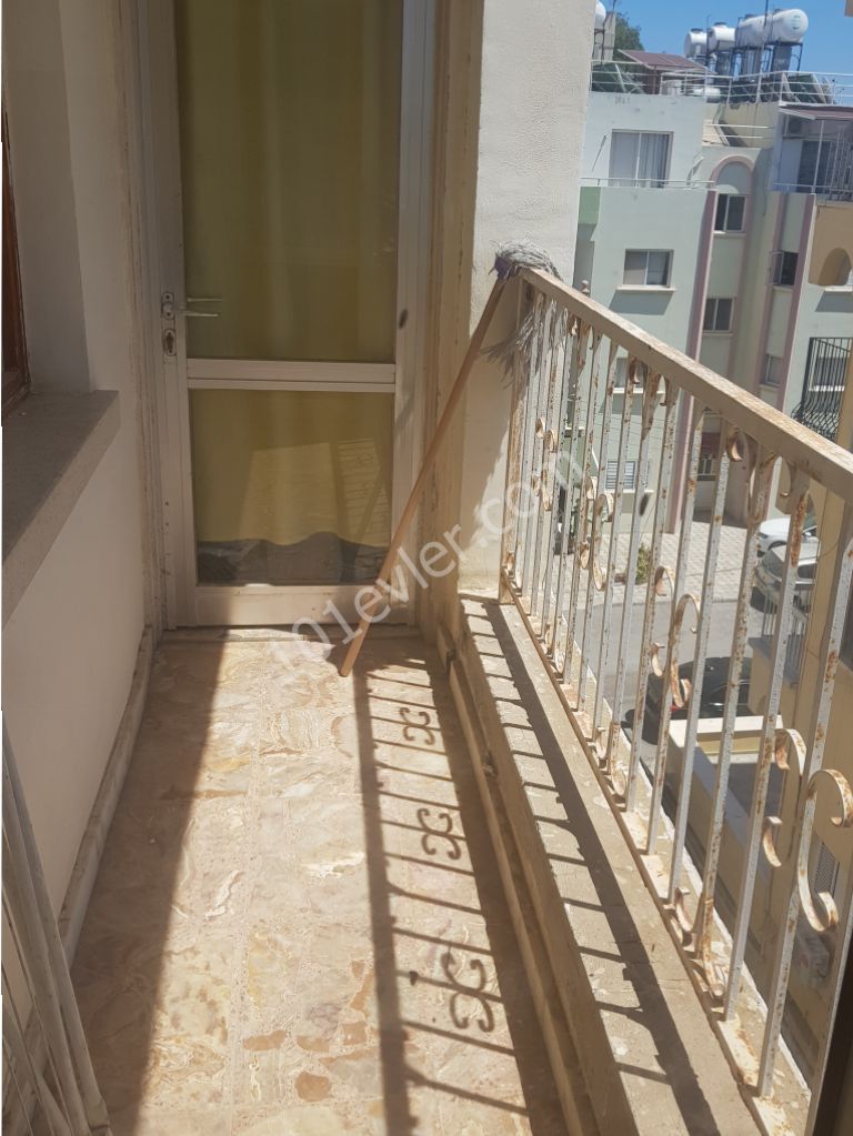 Mağusa karakol bölgesinde kiralık eşyalı 3+1 daire.