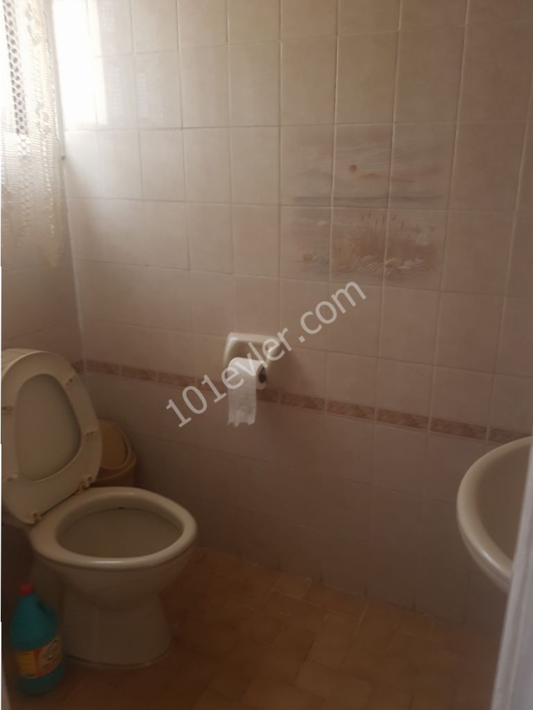 Mağusa karakol bölgesinde kiralık eşyalı 3+1 daire.