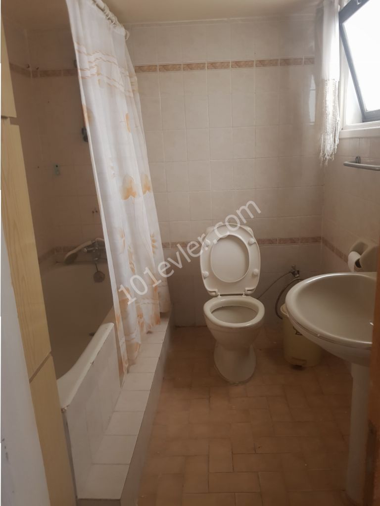 Mağusa karakol bölgesinde kiralık eşyalı 3+1 daire.