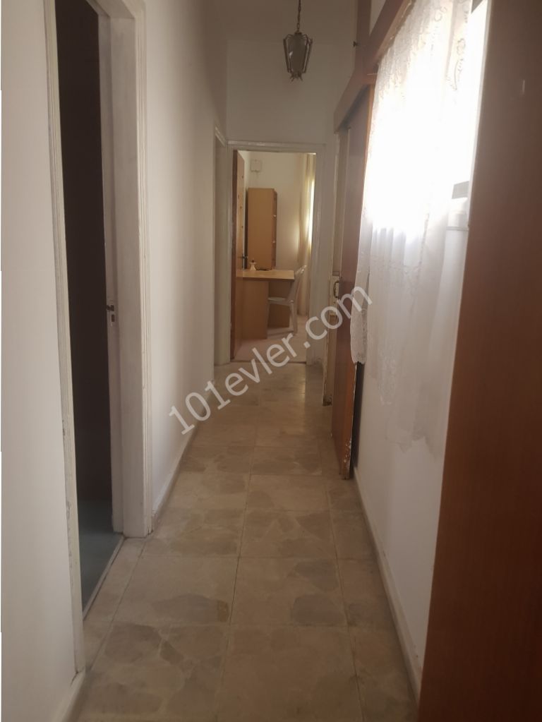 Mağusa karakol bölgesinde kiralık eşyalı 3+1 daire.