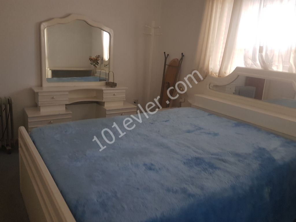 Mağusa karakol bölgesinde kiralık eşyalı 3+1 daire.