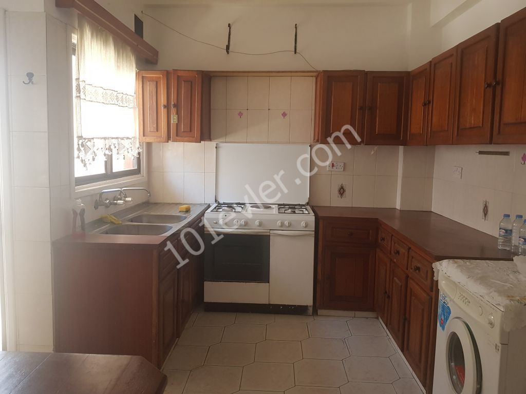 Mağusa karakol bölgesinde kiralık eşyalı 3+1 daire.