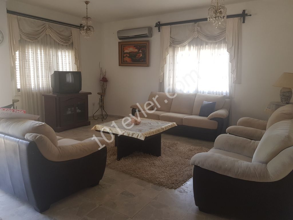 Mağusa karakol bölgesinde kiralık eşyalı 3+1 daire.