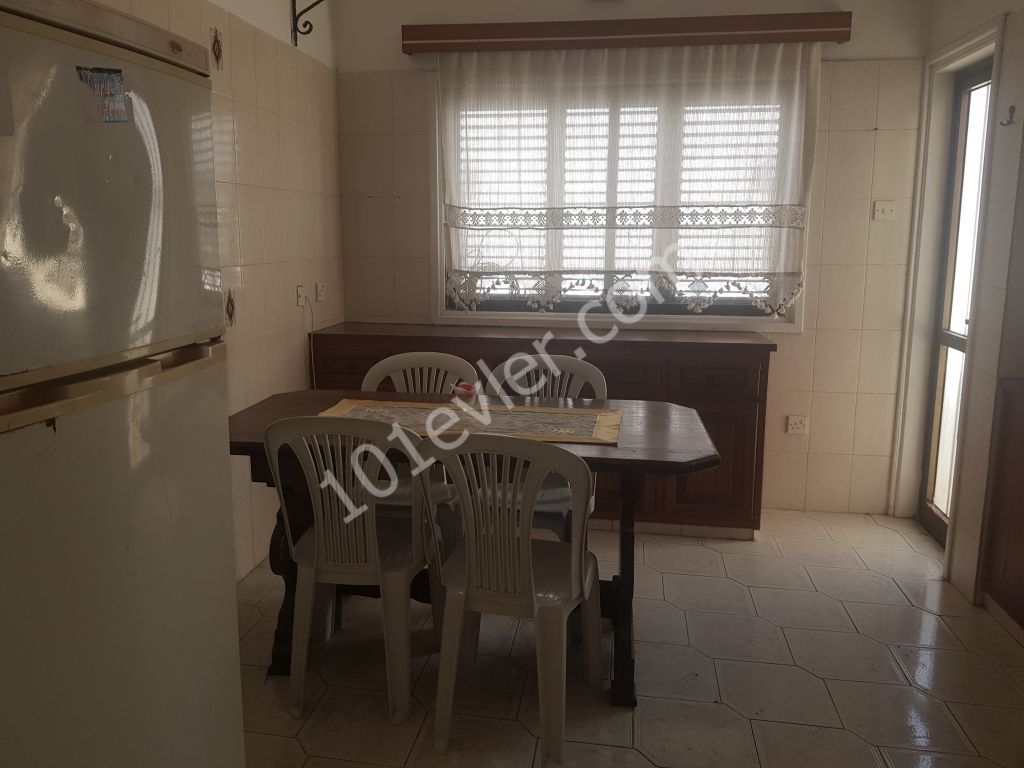 Mağusa karakol bölgesinde kiralık eşyalı 3+1 daire.