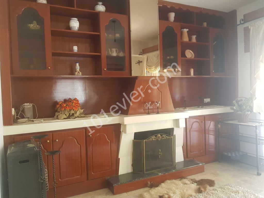 Mağusa karakol bölgesinde kiralık eşyalı 3+1 daire.