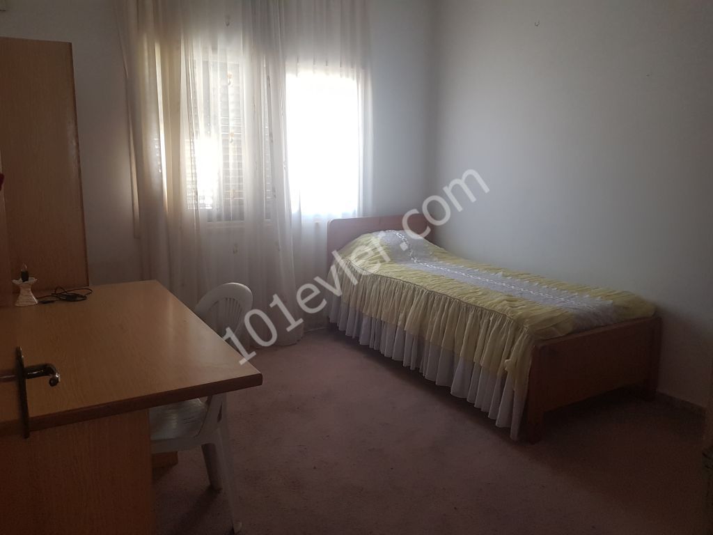 Mağusa karakol bölgesinde kiralık eşyalı 3+1 daire.