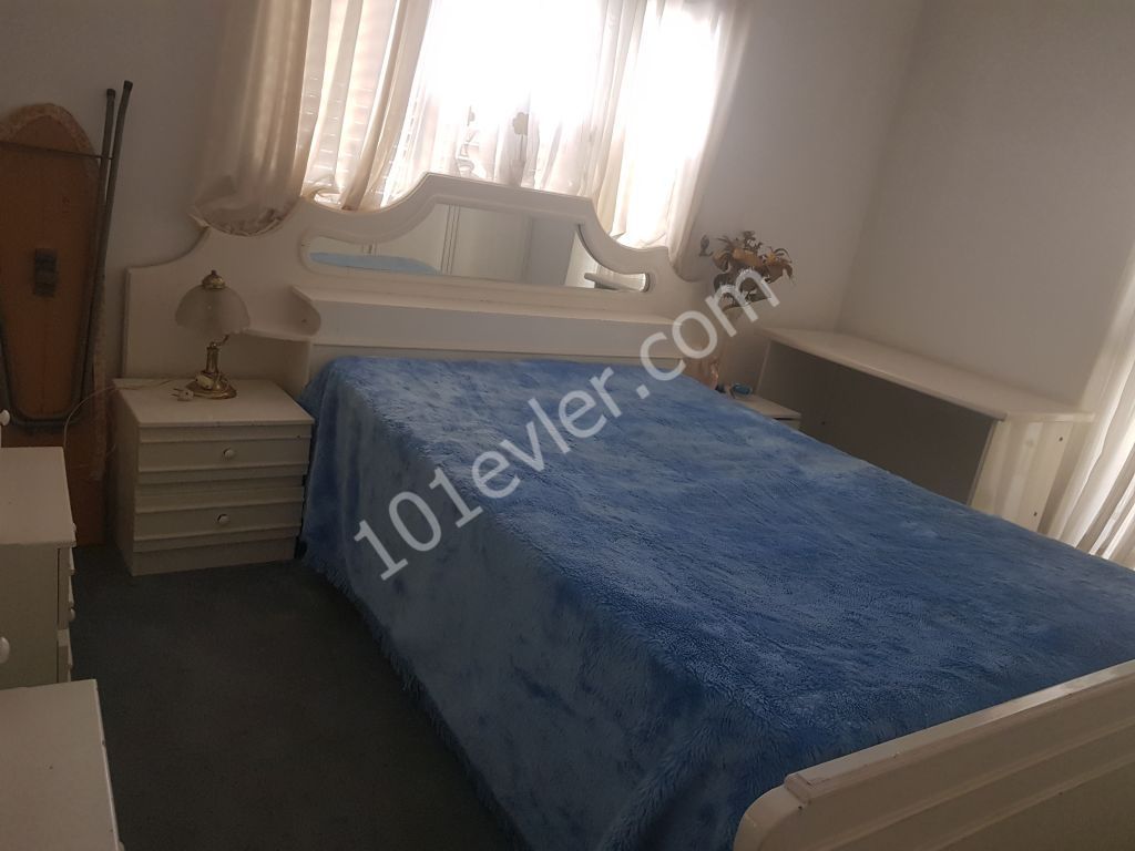 Mağusa karakol bölgesinde kiralık eşyalı 3+1 daire.