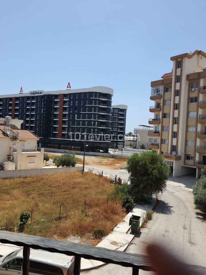 Große Wohnung zum Verkauf in Famagusta Sakarya ** 