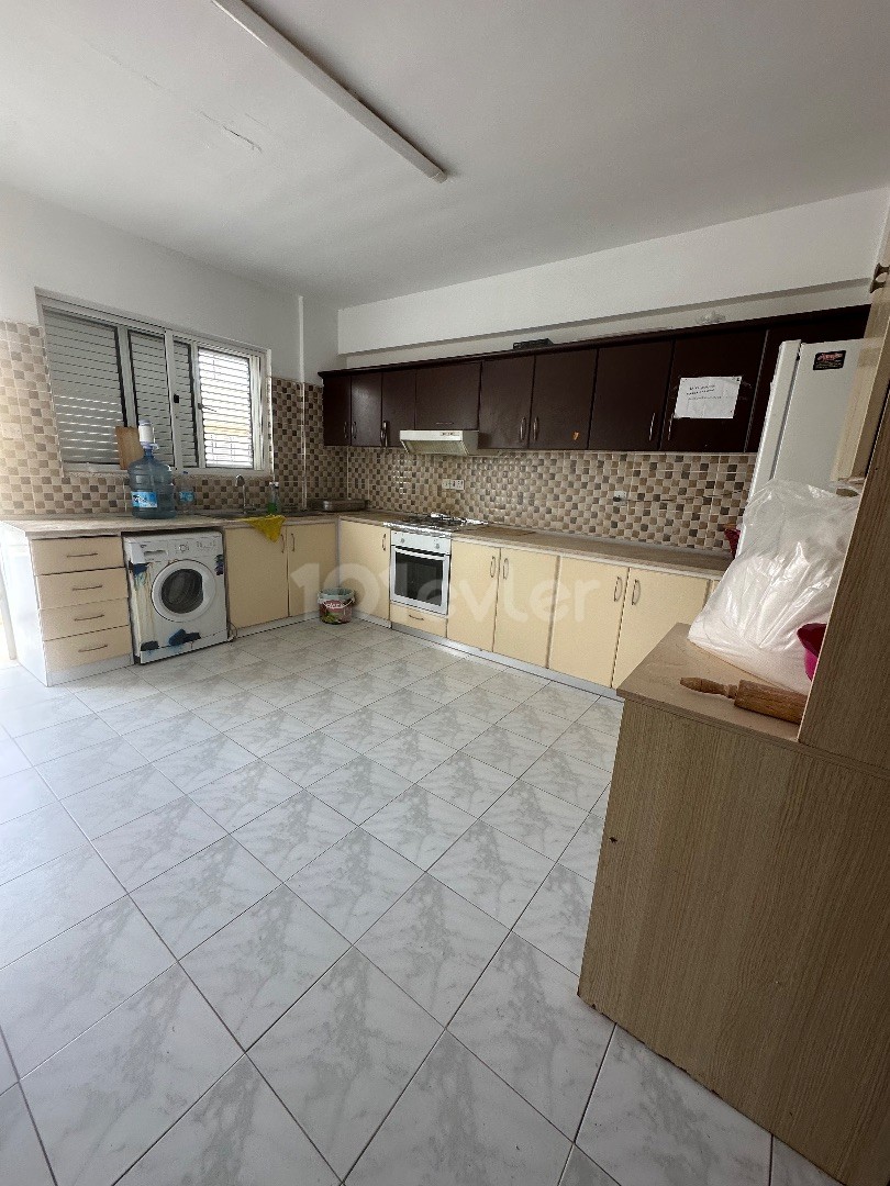 1 floor 3+1 flat with Turkish husband for sale in Famagusta Sakarya area