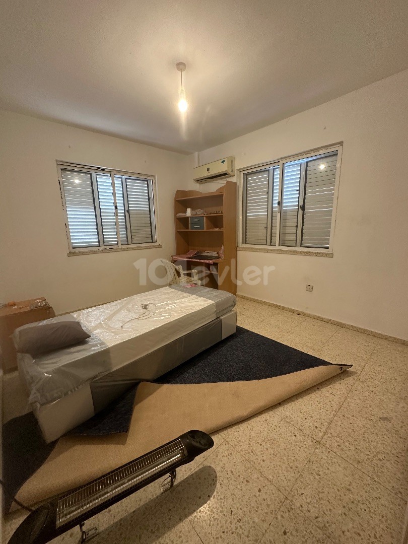 1-stöckige 3+1-Wohnung mit türkischem Ehemann zum Verkauf in der Gegend von Famagusta Sakarya