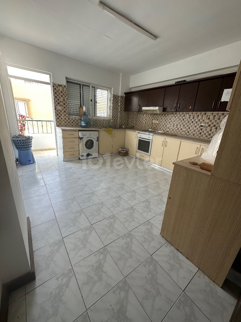 1 floor 3+1 flat with Turkish husband for sale in Famagusta Sakarya area