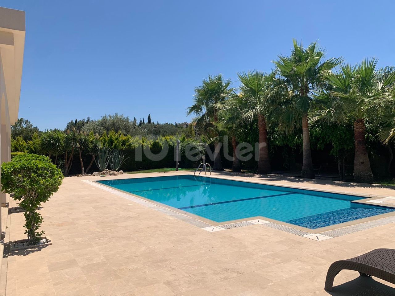 VOLL MÖBLIERTE 4+1 LUXUSVILLA MIT POOL IN ALSANCAK ** 