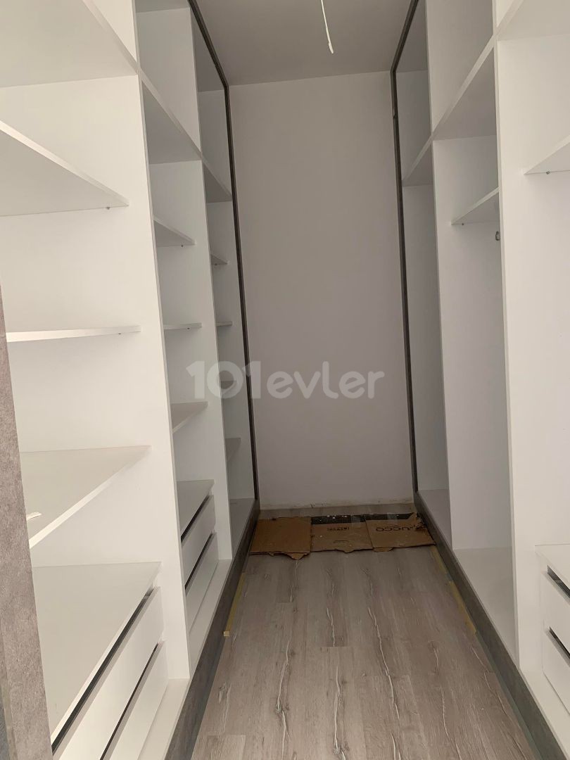 Yenikent Bölgesinde Modern 3+1 Havuzlu Villa