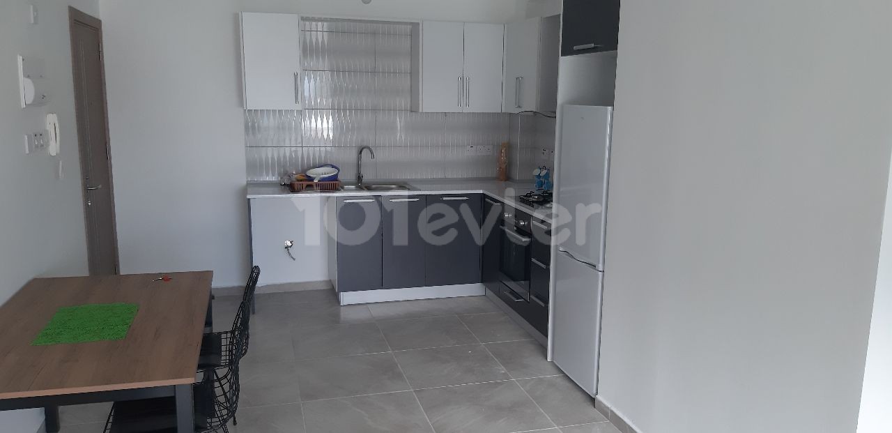 deniz kırtasiye yanında , ana yola çok yakın 3+1 yeni full eşyalı kiralık daire