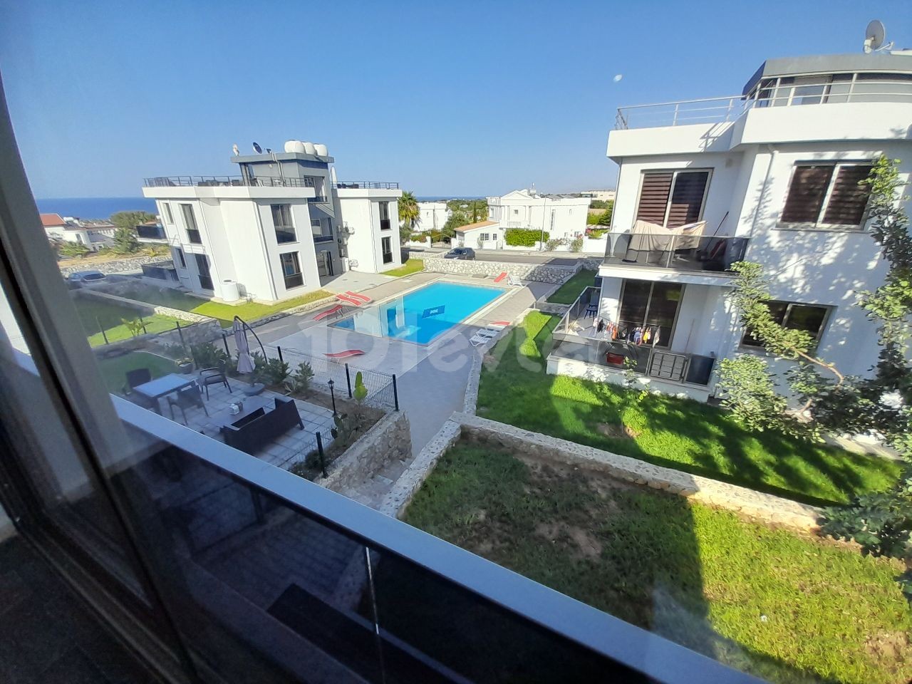 Liegt in Girne Çatalköy, innerhalb eines Komplexes, mit 2 Swimmingpools, 90 m² privater Terrasse, 2+1, möblierter 1. Etage