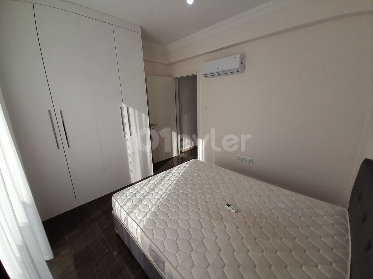 Liegt in Girne Çatalköy, innerhalb eines Komplexes, mit 2 Swimmingpools, 90 m² privater Terrasse, 2+1, möblierter 1. Etage