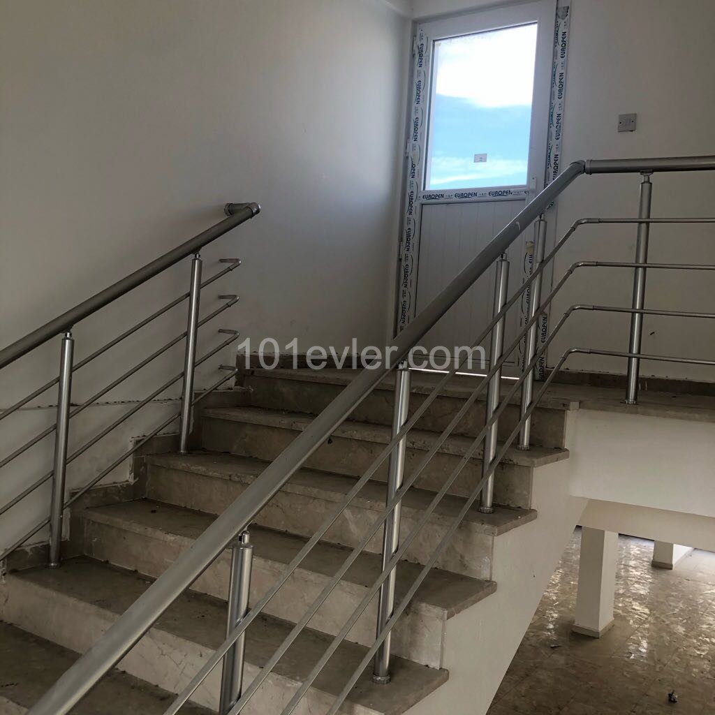 3-stöckiges 1120 M2 Mietgeschäft Mit Parkplatz auf der zentralen belebten Hauptstraße von Kyrenia.. 0533 859 21 66 ** 