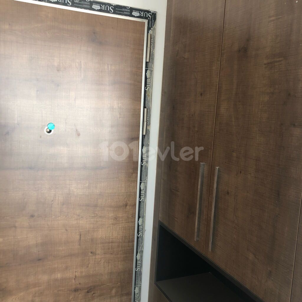 1 + 1 اپارتمان برای اجاره با مجوز تجاری در یک ساختمان اقامت اجتماعی مجهز در متهان-کرمیا.. 90533 859 21 66 ** 